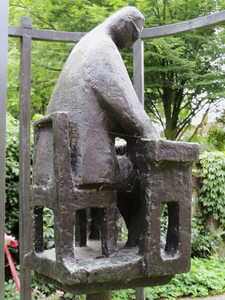 906981 Detail van het bronzen beeldje 'De ambtenaar' van Louis Dusée (1928) uit 1961, bij het Archeologisch en ...